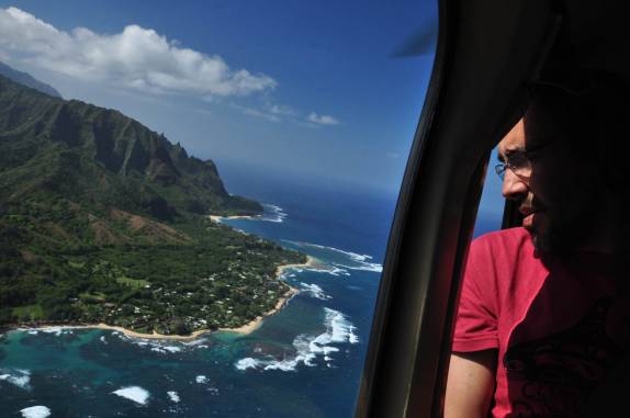 Voando de helicóptero sobre a ilha de Kauai, no Havaí